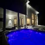 Villa Lumossa - Lakeside Luxury With Unique Privacy Rovaniemi